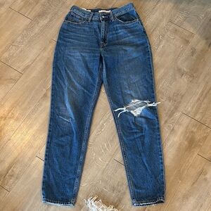 Levi’s Distressed 80’s Mom Jean Size 26x30 Medium Wash